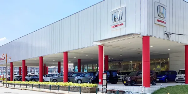 車両が並ぶ自動車販売店の外観
