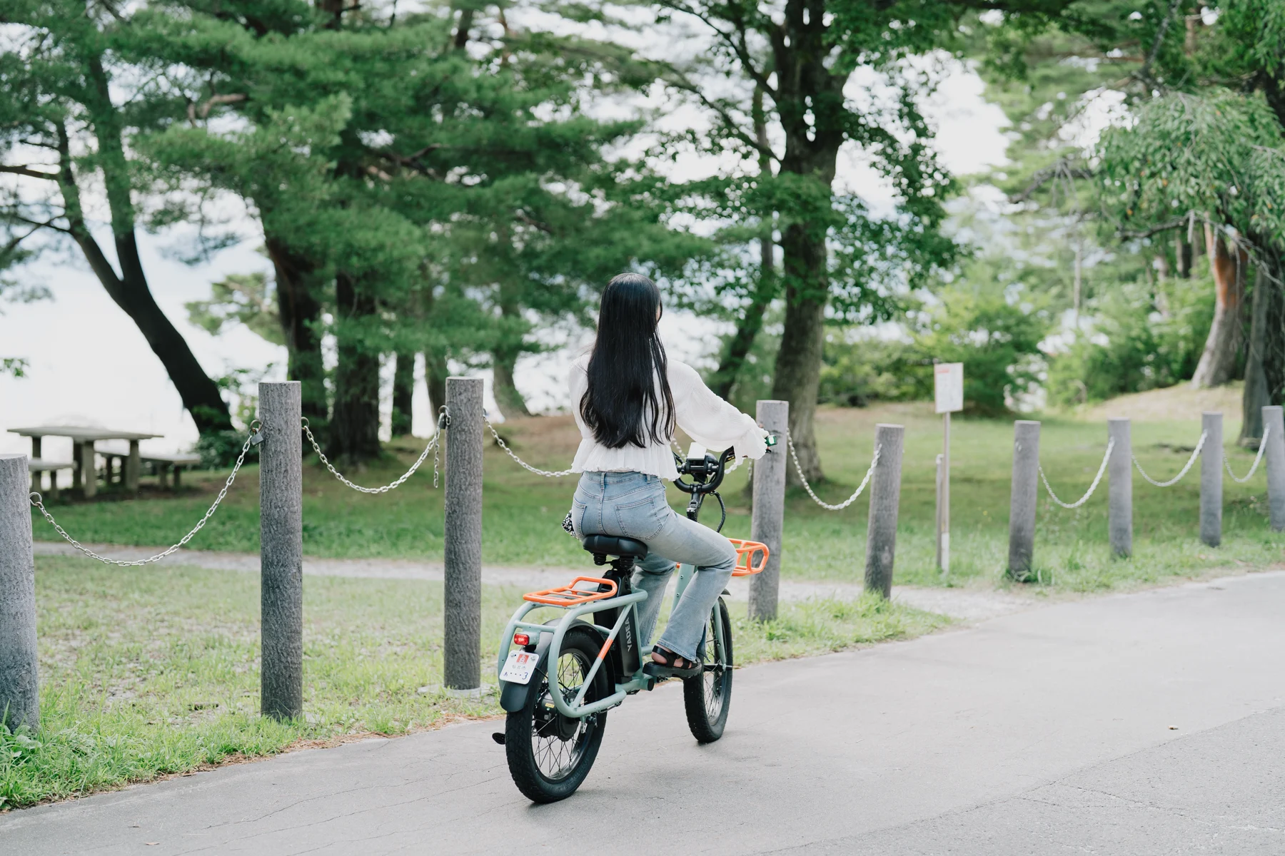 公園の道でCC01-Tに乗る女性。Lymo Local Partnerの実写写真